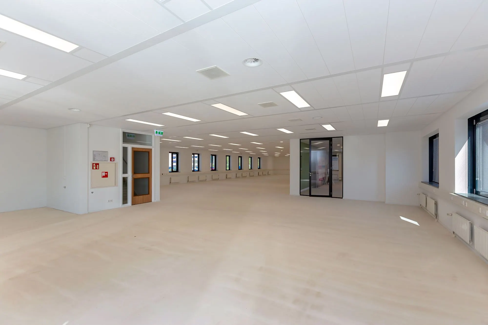 Licht en ruim leeg kantoorpand aan de Boris Pasternaklaan met grote ramen en systeemplafond.